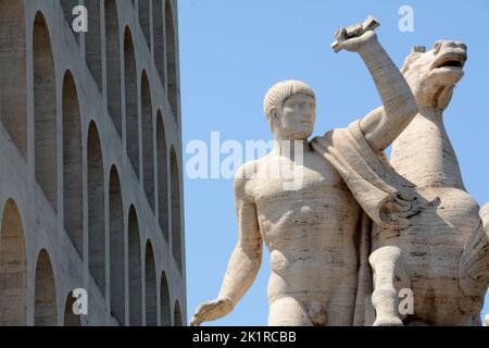 Der Palazzo della Civiltà Italyana befindet sich in Rom im Stadtteil EUR. Von den Futuristen für sein abstraktes Aussehen geliebt, wird es von den Römern Colo genannt Stockfoto