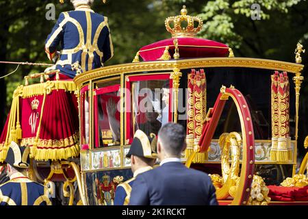 Den Haag, Niederlande. 20. September 2022. 2022-09-20 14:05:15 DEN HAAG - der Glaswagen mit König Willem-Alexander, Königin Maxima, Prinzessin Amalia reitet auf dem lange Voorhout in Richtung Noordeinde Palast auf Prinsjesdag. Das neue Regierungsjahr beginnt am dritten Dienstag im September. Quelle: ANP/Alamy Live News Stockfoto