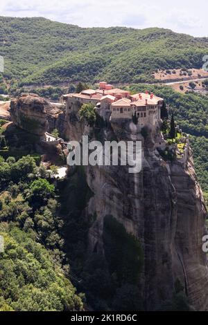 Das Kloster von St. Varlaam ist ein orthodoxes Kloster, das zu den Meteora-Klosteranlagen gehört. Es liegt auf dem felsigen Abgrund 373 Meter über Stockfoto