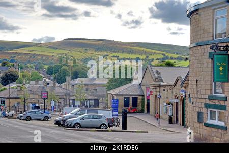 Glossop Town Centre und High Peak Hills, Norfolk Street, Glossop, Derbyshire, England, UK, SK13 8BS Stockfoto