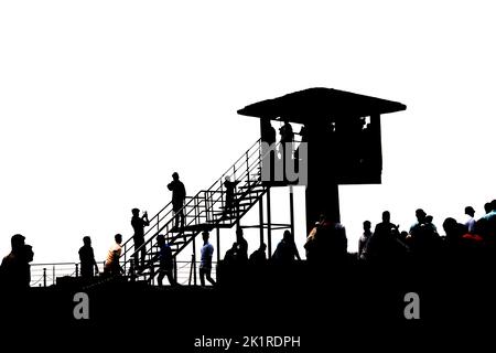 Moir Point befindet sich am Eingang des Waldes. Dieses beliebte Ziel mit einem Wachturm bietet malerische Ausblicke auf die Talberge, 18-08-22. Stockfoto