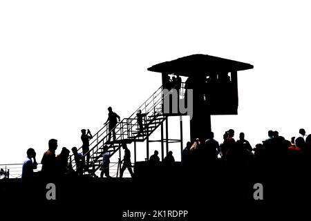 Moir Point befindet sich am Eingang des Waldes. Dieses beliebte Ziel mit einem Wachturm bietet malerische Ausblicke auf die Talberge, 18-08-22. Stockfoto