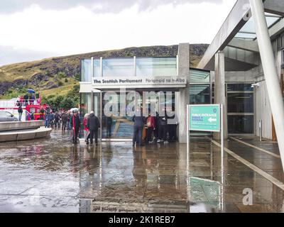 Der Eingang des schottischen parlaments an einem regnerischen Tag in Edinburgh Stockfoto