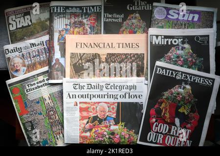 GROSSBRITANNIEN, London: Dienstag, 20. September 2022. Britische Zeitungen berichten über die Beerdigung Ihrer Majestät Königin Elizabeth II. Kredit: Katie Collins / Alamy Live Nachrichten Stockfoto