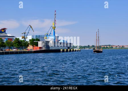 Wismar, Mecklenburg-Vorpommern, Deutschland, Europa, August 8, 2020: Das Segeltrainingsschiff, der Staysail-Schoner QUALLE, kommt ins Boot. Stockfoto