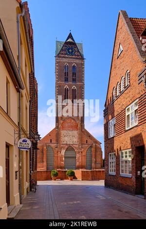 Leere Sargmacherstraße und Turm und Kirchturm der Marienkirche, Altstadt der Hansestadt Wismar, Deutschland. Stockfoto