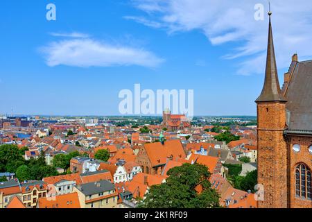 Blick von der Aussichtsplattform der Georgenkirche auf die Hansestadt Wismar, Deutschland. Stockfoto