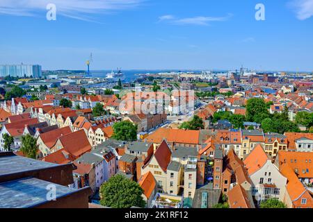 Blick von der Aussichtsplattform der Georgenkirche auf die Hansestadt Wismar, Deutschland. Stockfoto