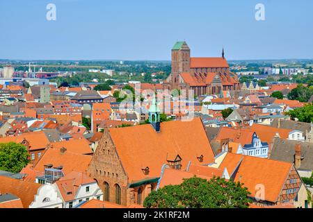 Blick von der Aussichtsplattform der Georgenkirche auf die Hansestadt Wismar, Deutschland. Stockfoto