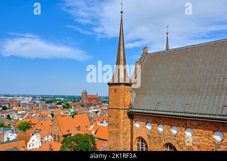 Blick von der Aussichtsplattform der Georgenkirche auf die Hansestadt Wismar, Deutschland. Stockfoto