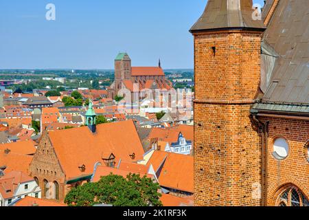 Blick von der Aussichtsplattform der Georgenkirche auf die Hansestadt Wismar, Deutschland. Stockfoto