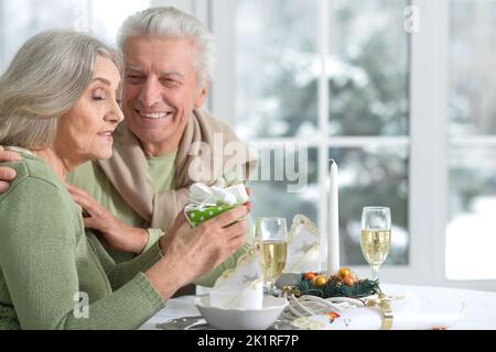 Schönes älteres Paar, das gemeinsam das neue Jahr feiert Stockfoto