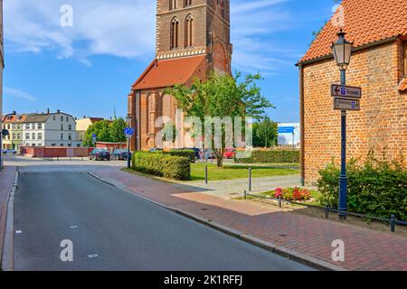 Turm und Kirchturm der ruinierten Marienkirche und Anordnung der Häuser in der Gruene Straße, Altstadt der Hansestadt Wismar, Deutschland. Stockfoto