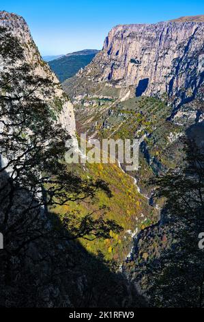 Die Vikos-Schlucht, die im Guinness-Buch der Rekorde als die tiefste Schlucht der Welt aufgeführt wird, in Epirus, Griechenland Stockfoto