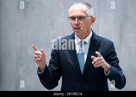 Turin, Italien. 20. September 2022. Carlos Tavares, Chief Executive Officer von Stellantis NV, spricht während einer Pressekonferenz nach einem Treffen mit den lokalen Behörden von Turin und der Region Piemont. Kredit: Nicolò Campo/Alamy Live Nachrichten Stockfoto