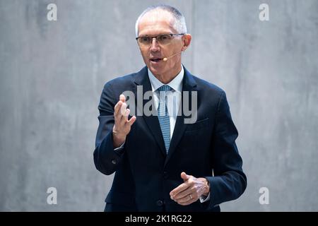 Turin, Italien. 20. September 2022. Carlos Tavares, Chief Executive Officer von Stellantis NV, spricht während einer Pressekonferenz nach einem Treffen mit den lokalen Behörden von Turin und der Region Piemont. Kredit: Nicolò Campo/Alamy Live Nachrichten Stockfoto