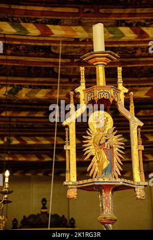 Geschnitzte Figur der Jungfrau Maria mit Jesuskind, Inneneinrichtung in der Kirche des Heiligen Geistes in der Altstadt von Wismar, Deutschland. Stockfoto