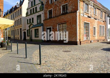 Historische barocke Giebelhäuser aus dem 17.. Jahrhundert gegenüber dem Brauhaus am Lohberg am Alten Hafen in der Altstadt von Wismar. Stockfoto