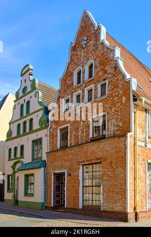 Historische barocke Giebelhäuser aus dem 17.. Jahrhundert gegenüber dem Brauhaus am Lohberg am Alten Hafen in der Altstadt von Wismar. Stockfoto