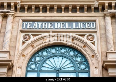 Gran Teatre del Liceu. Niedrige Sicht auf das Schild in der Gebäudefassade. Stockfoto