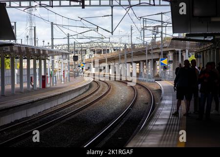 Der Bahnhof Ebbsfleet International befindet sich im Ebbsfleet Valley, Kent, 10 Meilen östlich von London, England, in der Nähe von Dartford und dem Einkaufszentrum Bluewater im Westen und Gravesend im Osten. Der Bahnhof, der Teil des Projekts zur Stadterneuerung von Thames Gateway ist, befindet sich auf der Hochgeschwindigkeitsstrecke 1, 400 Meter (440 Yards) südwestlich des Bahnhofs Northfleet, abseits der Fernstraße A2, 5 Meilen (8 km) von der Kreuzung mit der Autobahn M25 entfernt. Es diente als primärer Park-and-Rail-Service für die Olympischen Spiele 2012 in London. Ebbsfleet International ist im Besitz von HS1 Ltd Stockfoto