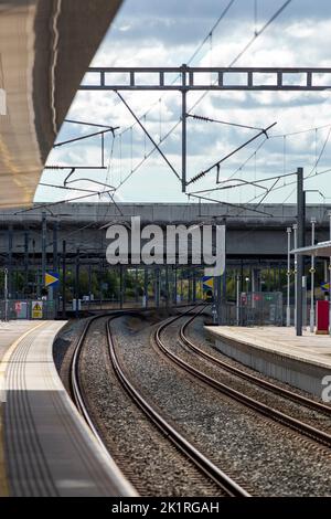 Der Bahnhof Ebbsfleet International befindet sich im Ebbsfleet Valley, Kent, 10 Meilen östlich von London, England, in der Nähe von Dartford und dem Einkaufszentrum Bluewater im Westen und Gravesend im Osten. Der Bahnhof, der Teil des Projekts zur Stadterneuerung von Thames Gateway ist, befindet sich auf der Hochgeschwindigkeitsstrecke 1, 400 Meter (440 Yards) südwestlich des Bahnhofs Northfleet, abseits der Fernstraße A2, 5 Meilen (8 km) von der Kreuzung mit der Autobahn M25 entfernt. Es diente als primärer Park-and-Rail-Service für die Olympischen Spiele 2012 in London. Ebbsfleet International ist im Besitz von HS1 Ltd Stockfoto