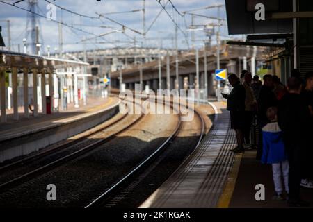 Der Bahnhof Ebbsfleet International befindet sich im Ebbsfleet Valley, Kent, 10 Meilen östlich von London, England, in der Nähe von Dartford und dem Einkaufszentrum Bluewater im Westen und Gravesend im Osten. Der Bahnhof, der Teil des Projekts zur Stadterneuerung von Thames Gateway ist, befindet sich auf der Hochgeschwindigkeitsstrecke 1, 400 Meter (440 Yards) südwestlich des Bahnhofs Northfleet, abseits der Fernstraße A2, 5 Meilen (8 km) von der Kreuzung mit der Autobahn M25 entfernt. Es diente als primärer Park-and-Rail-Service für die Olympischen Spiele 2012 in London. Ebbsfleet International ist im Besitz von HS1 Ltd Stockfoto