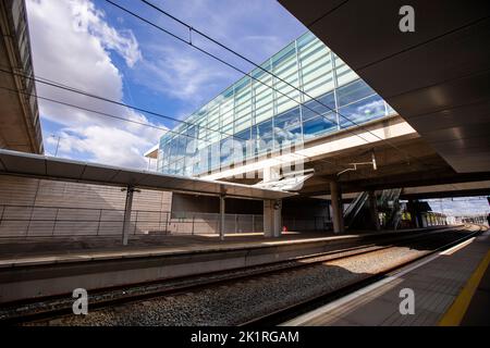 Der Bahnhof Ebbsfleet International befindet sich im Ebbsfleet Valley, Kent, 10 Meilen östlich von London, England, in der Nähe von Dartford und dem Einkaufszentrum Bluewater im Westen und Gravesend im Osten. Der Bahnhof, der Teil des Projekts zur Stadterneuerung von Thames Gateway ist, befindet sich auf der Hochgeschwindigkeitsstrecke 1, 400 Meter (440 Yards) südwestlich des Bahnhofs Northfleet, abseits der Fernstraße A2, 5 Meilen (8 km) von der Kreuzung mit der Autobahn M25 entfernt. Es diente als primärer Park-and-Rail-Service für die Olympischen Spiele 2012 in London. Ebbsfleet International ist im Besitz von HS1 Ltd Stockfoto