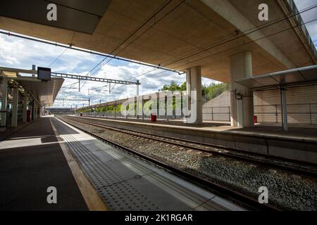 Der Bahnhof Ebbsfleet International befindet sich im Ebbsfleet Valley, Kent, 10 Meilen östlich von London, England, in der Nähe von Dartford und dem Einkaufszentrum Bluewater im Westen und Gravesend im Osten. Der Bahnhof, der Teil des Projekts zur Stadterneuerung von Thames Gateway ist, befindet sich auf der Hochgeschwindigkeitsstrecke 1, 400 Meter (440 Yards) südwestlich des Bahnhofs Northfleet, abseits der Fernstraße A2, 5 Meilen (8 km) von der Kreuzung mit der Autobahn M25 entfernt. Es diente als primärer Park-and-Rail-Service für die Olympischen Spiele 2012 in London. Ebbsfleet International ist im Besitz von HS1 Ltd Stockfoto