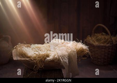 Leere Krippe mit Heu und Windeln warten auf Jesuskind am Heiligabend Stockfoto