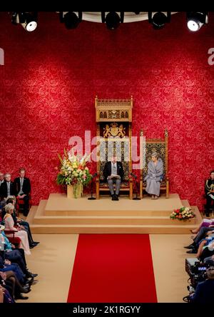 Den Haag, Niederlande. 20. September 2022. 2022-09-20 13:41:52 DEN HAAG - König Willem-Alexander liest die Rede vom Thron zu den Mitgliedern des Senats und des Repräsentantenhauses in der Koninklijke Schouwburg am Tag des Prinzen. Neben ihm Königin Maxima. Die Rede vom Thron wird in diesem Jahr in der Schouwburg verlesen, da der Ridderzaal aufgrund der Renovierung des Binnenhofs nicht verfügbar ist. Quelle: ANP/Alamy Live News Stockfoto