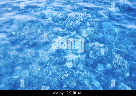 Bewegung verschwommenes Bild von seichtem Meerwasser, abstrakter Natur blauer Hintergrund. Stockfoto