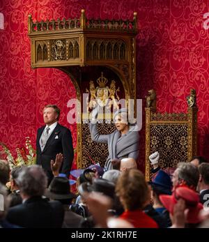 Den Haag, Niederlande. 20. September 2022. 2022-09-20 13:49:18 DEN HAAG - König Willem-Alexander liest die Rede vom Thron zu den Mitgliedern des Senats und des Repräsentantenhauses in der Koninklijke Schouwburg am Tag des Prinzen. Neben ihm Königin Maxima. Die Rede vom Thron wird in diesem Jahr in der Schouwburg verlesen, da der Ridderzaal aufgrund der Renovierung des Binnenhofs nicht verfügbar ist. Quelle: ANP/Alamy Live News Stockfoto