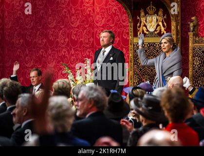 Den Haag, Niederlande. 20. September 2022. 2022-09-20 13:49:17 DEN HAAG - König Willem-Alexander liest die Rede vom Thron zu den Mitgliedern des Senats und des Repräsentantenhauses in der Koninklijke Schouwburg am Tag des Prinzen. Neben ihm Königin Maxima. Die Rede vom Thron wird in diesem Jahr in der Schouwburg verlesen, da der Ridderzaal aufgrund der Renovierung des Binnenhofs nicht verfügbar ist. Quelle: ANP/Alamy Live News Stockfoto