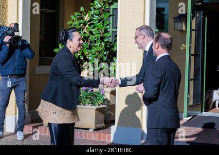 Manpreet Vohra, der Hochkommissar für Indien, begrüßt Premierminister Anthony Albanese während des Treffens der Commonwealth-Missionsleiter Stockfoto