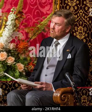 Den Haag, Niederlande. 20. September 2022. 2022-09-20 13:33:20 DEN HAAG - König Willem-Alexander liest die Rede vom Thron zu den Mitgliedern des Senats und des Repräsentantenhauses in der Koninklijke Schouwburg am Tag des Prinzen. Neben ihm Königin Maxima. Die Rede vom Thron wird in diesem Jahr in der Schouwburg verlesen, da der Ridderzaal aufgrund der Renovierung des Binnenhofs nicht verfügbar ist. Quelle: ANP/Alamy Live News Stockfoto