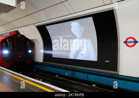 GROSSBRITANNIEN, London: 10.. September 2022 Auf Einem Bildschirm in der U-Bahnstation Victoria wird eine Nachricht nach dem Tod Ihrer Majestät Königin Eliz angezeigt Stockfoto