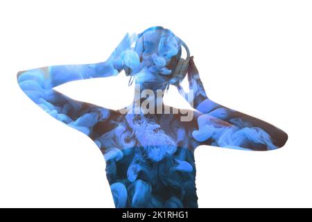 Silhouette mit doppelter Belichtung. Musiktherapie. Trance-Erholung. Blue Smoke Cloud Explosion im Kontrast skizzieren Porträt einer entspannten Frau in Kopfhörern i Stockfoto