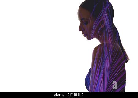 Silhouette mit doppelter Belichtung. Exotische Schönheit. Inspiration durch die Natur. Lila blau fluoreszierende Neon tropischen Blätter Textur Profil Porträt Form entspannt Stockfoto