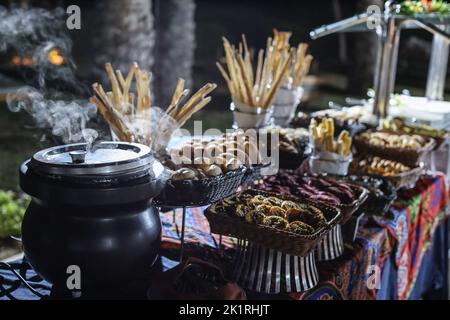 Self-Service Catering-Küche im ägyptischen Restaurant von Marsa Alam, Ägypten Stockfoto