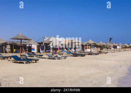 Erholsame und sandige Küste am Roten Meer Strand in Marsa Alam Stadt, Ägypten Stockfoto