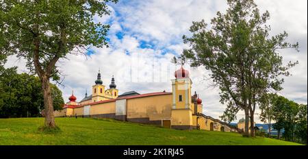 Kloster des Berges der Gottesmutter und Kirche Mariä Himmelfahrt, Kraliky, Tschechische Republik Stockfoto