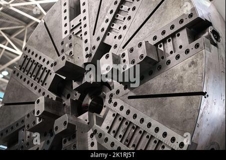 Grundplatte der riesigen Drehmaschine in der Werkshalle Stockfoto