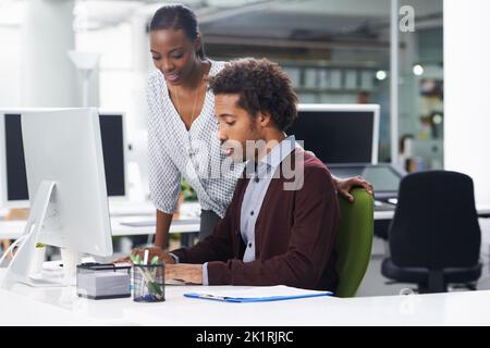 Shes immer bereit, eine Hand zu geben. Zwei junge Kollegen. Stockfoto