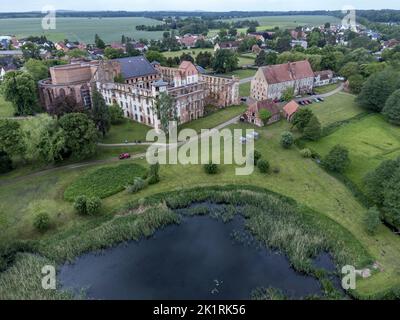 Luftaufnahme über Ruinen von Kloster- und Schlossgebäuden in Dargun, Mecklenburg-Vorpommern, Deutschland Stockfoto