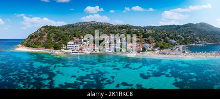 Panoramablick auf das idyllische Fischerdorf Loutraki, Insel Skopelos Stockfoto