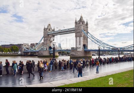 London, Großbritannien. 16. September 2022. Neben der Tower Bridge warten riesige Menschenmassen. Die Schlange für das im Zustand liegende von Königin Elizabeth II. Erstreckt sich über mehrere Meilen, während Trauernde stundenlang warten, um den Sarg der Königin zu sehen. Der Sarg wurde in der Westminster Hall im Palace of Westminster platziert, wo sie bis zu ihrer Beerdigung am 19.. September bleiben wird. Stockfoto