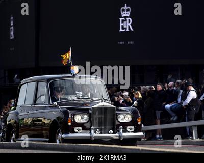 London, Großbritannien. Der Tag der Staatsfuneral von Königin Elizabeth II.. Das Auto, das König Charles III und Camilla trägt, fährt entlang der West Cromwell Road.. Stockfoto