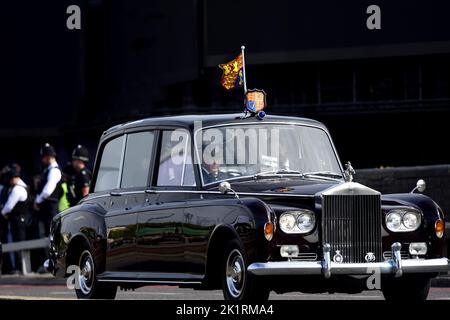 London, Großbritannien. Der Tag der Staatsfuneral von Königin Elizabeth II.. Das Auto, das König Charles III und Camilla trägt, fährt entlang der West Cromwell Road.. Stockfoto