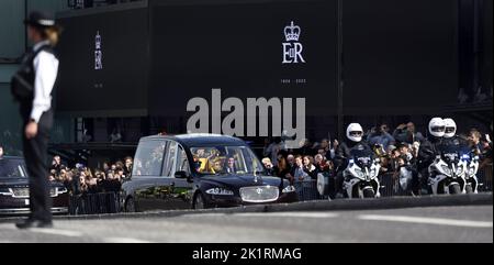 London, Großbritannien. Der Tag der Staatsfuneral von Königin Elizabeth II.. Der Leichenwagen, der den Sarg der Königin trägt, führt entlang der West Cromwell Road, Kensington. 19 Stockfoto